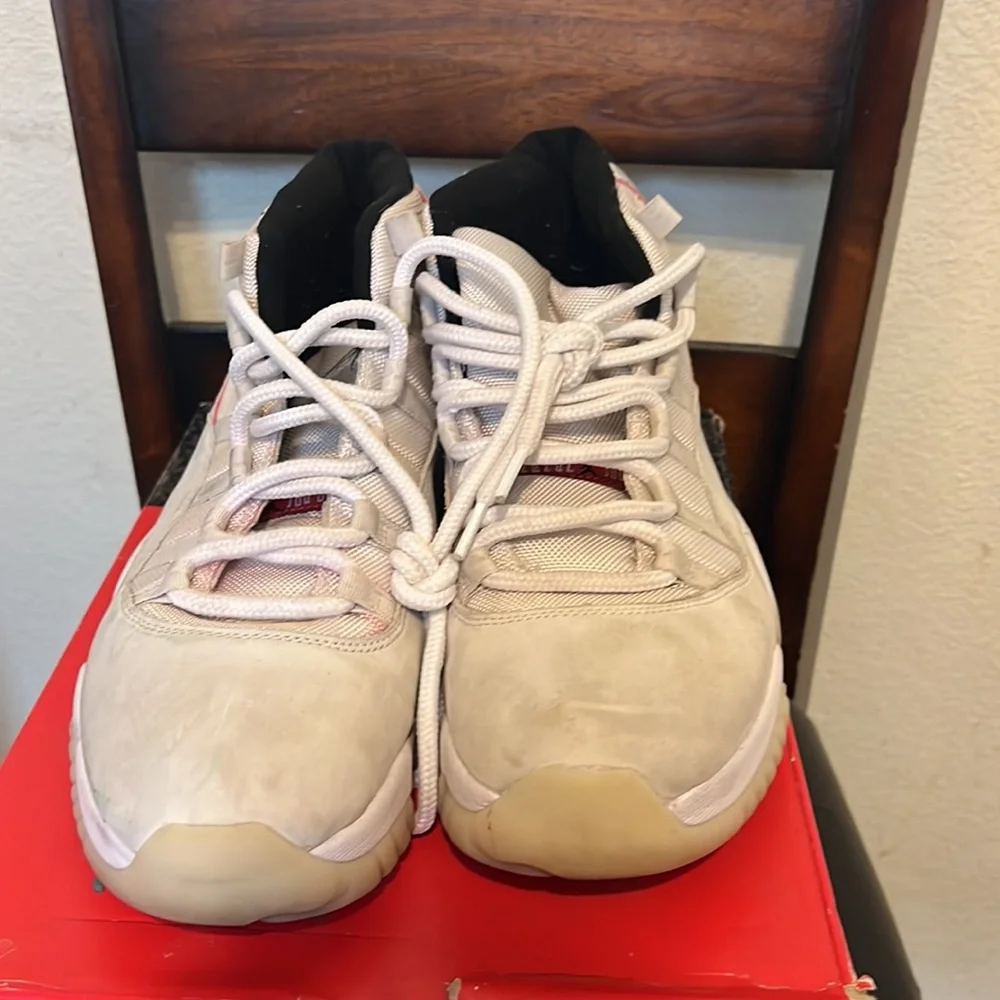 Jordan 11 platinum tint - Picture 2 of 4